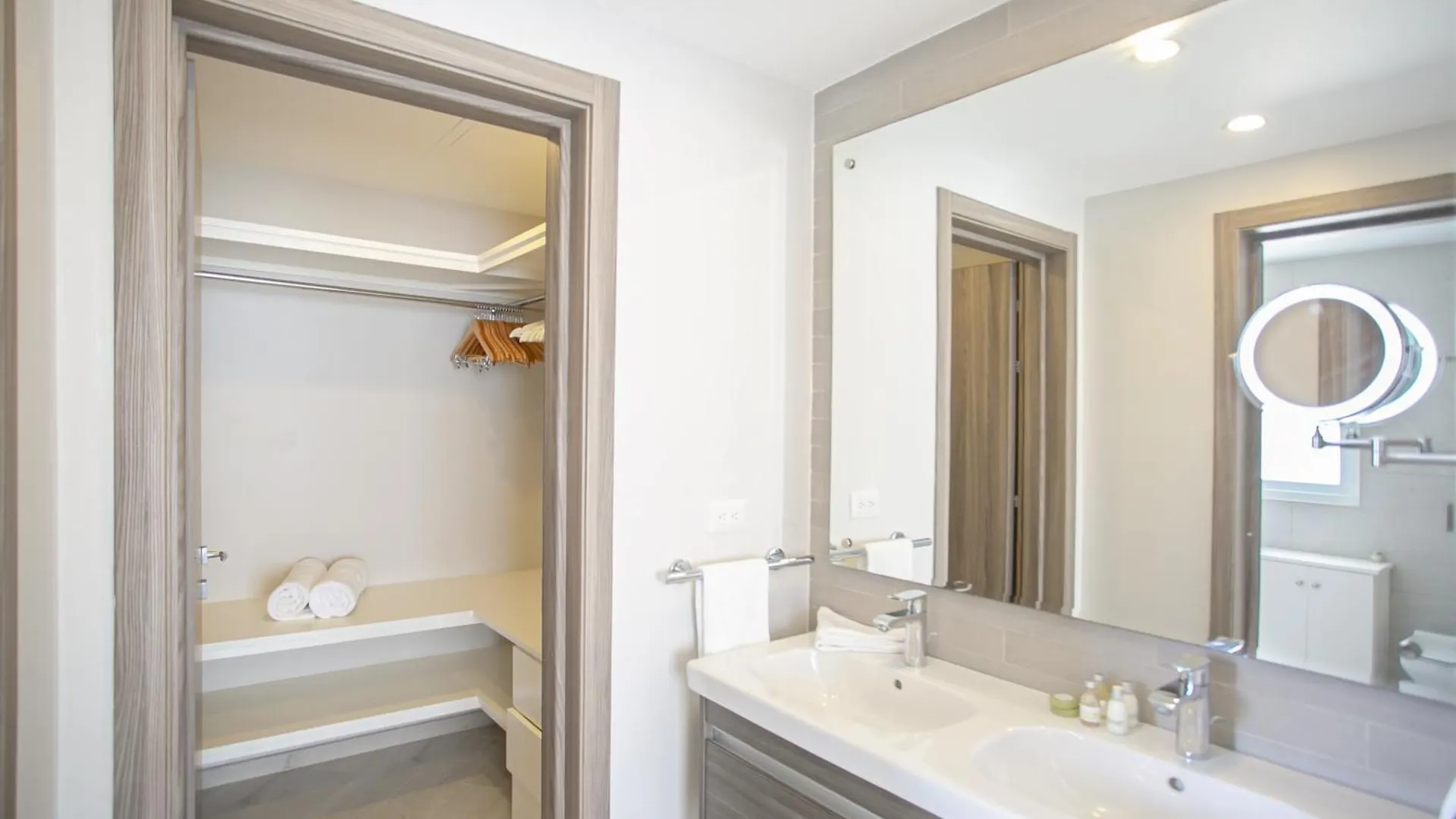 Destination Jelly / Playa Coral Condo Punta Cana