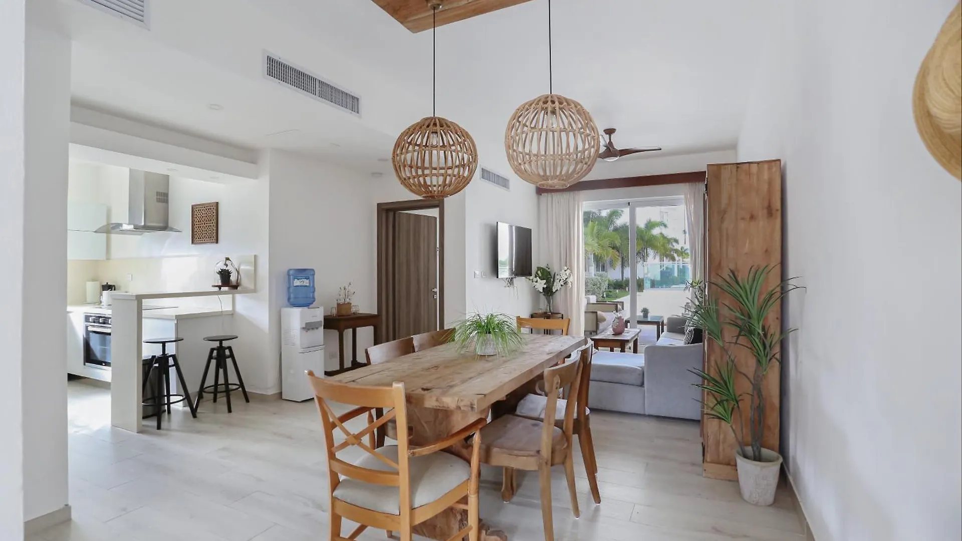 Destination Jelly / Playa Coral Condo location